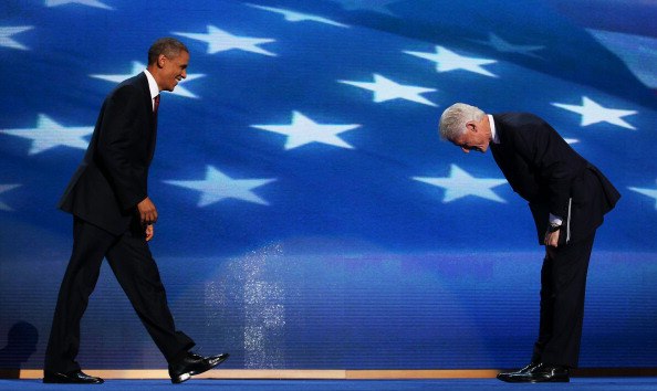 clinton bow to obama Clinton bows to Obama