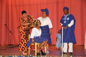 Kike Johansson with the gele demonstration